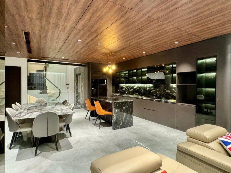 Nhà mặt ngõ Ngọc Lâm 72m² – 7 tầng, có thang máy, phù hợp kinh doanh