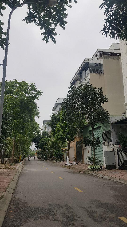 Đất phân lô Việt Hưng, Long Biên 75m², vỉa hè, ô tô tránh