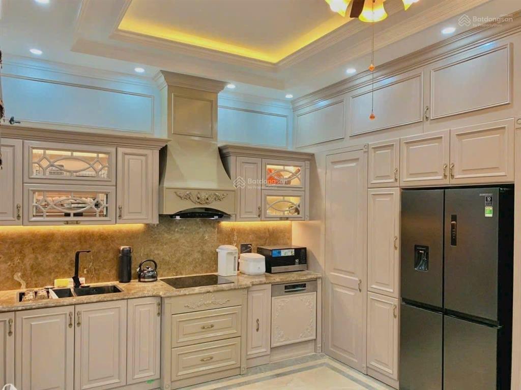 Siêu phẩm 90m đối diện công viên, thang máy , nội thất nhập khẩu. view hồ view công viên