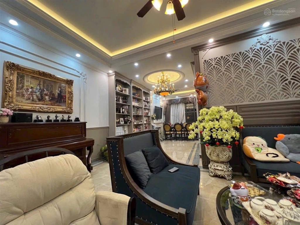 Siêu phẩm 90m đối diện công viên, thang máy , nội thất nhập khẩu. view hồ view công viên