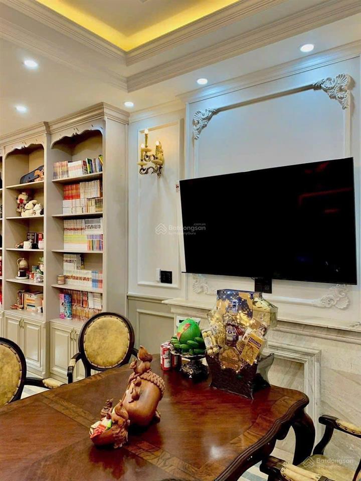 Siêu phẩm 90m đối diện công viên, thang máy , nội thất nhập khẩu. view hồ view công viên