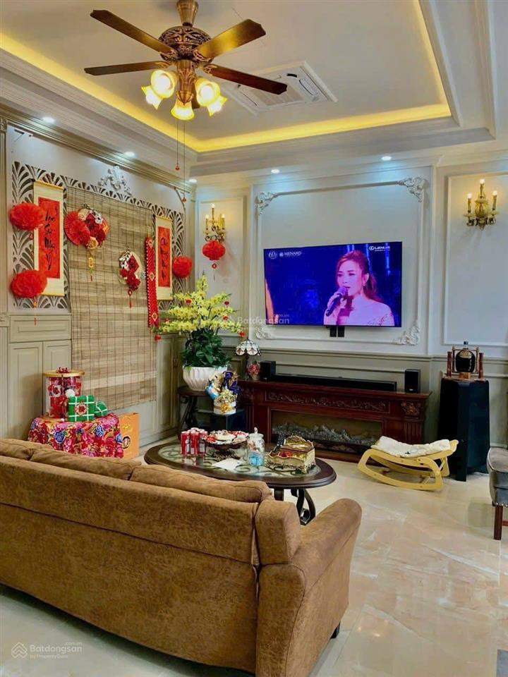 Siêu phẩm 90m đối diện công viên, thang máy , nội thất nhập khẩu. view hồ view công viên