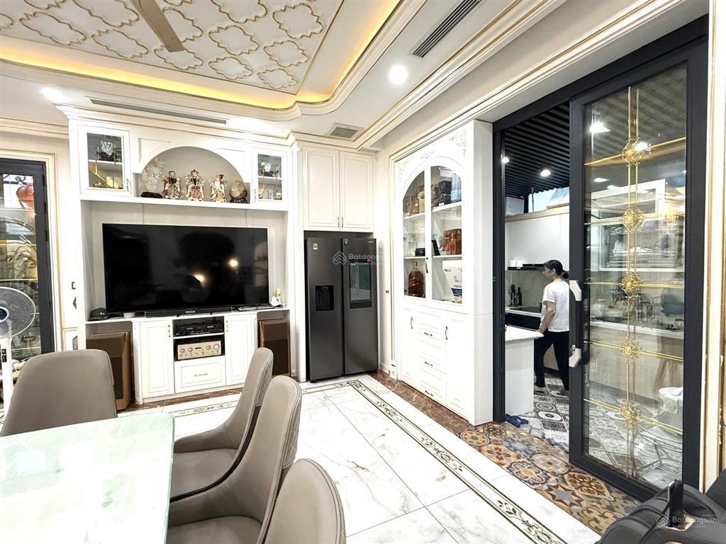 Siêu phẩm song lập 180 siêu vip, thang máy , vị trí cực đẹp, gần hồ, công viên . nội thất đẳng cấp