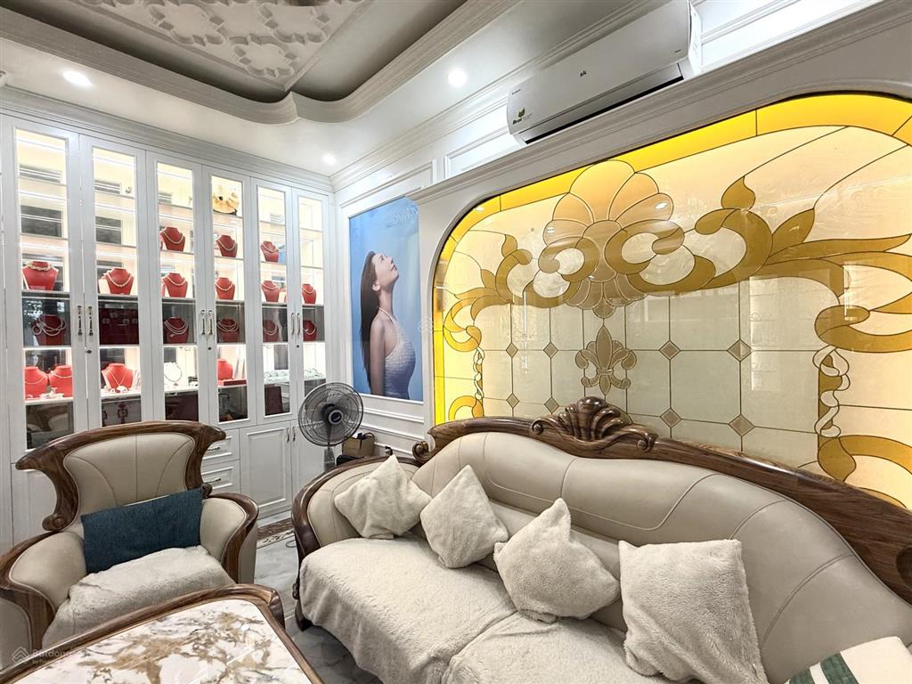 Siêu phẩm song lập 180 siêu vip, thang máy , vị trí cực đẹp, gần hồ, công viên . nội thất đẳng cấp