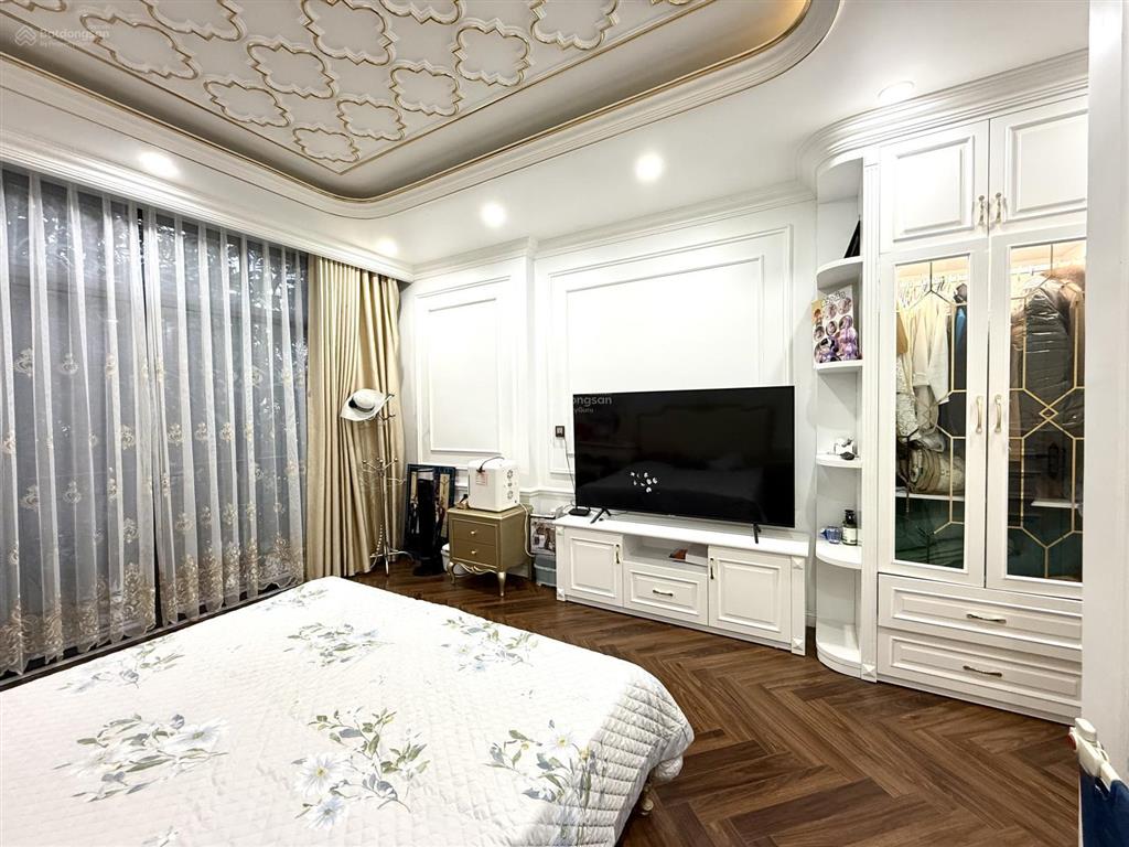 Siêu phẩm song lập 180 siêu vip, thang máy , vị trí cực đẹp, gần hồ, công viên . nội thất đẳng cấp