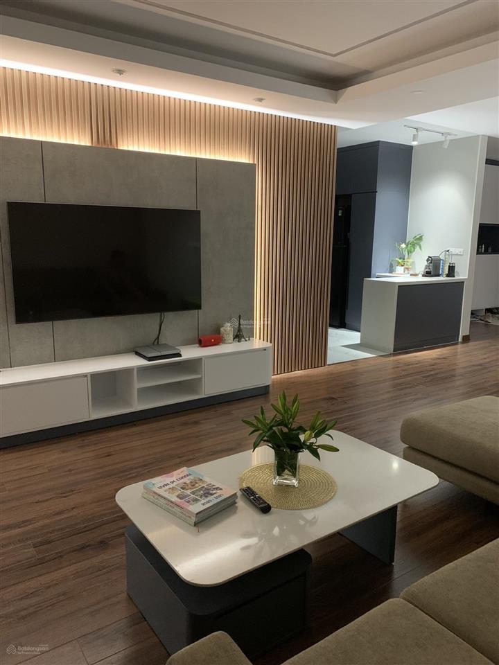 Bán căn hộ tầng cao view nội khu ciputra hướng mát