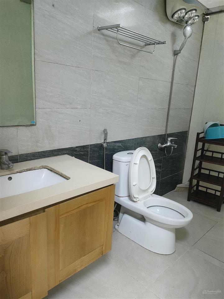 Chính chủ cần cho thuê nhà đầu hồi tầng 5 tập thể b21 kim liên. dt 50m2 nội thất đầy đủ