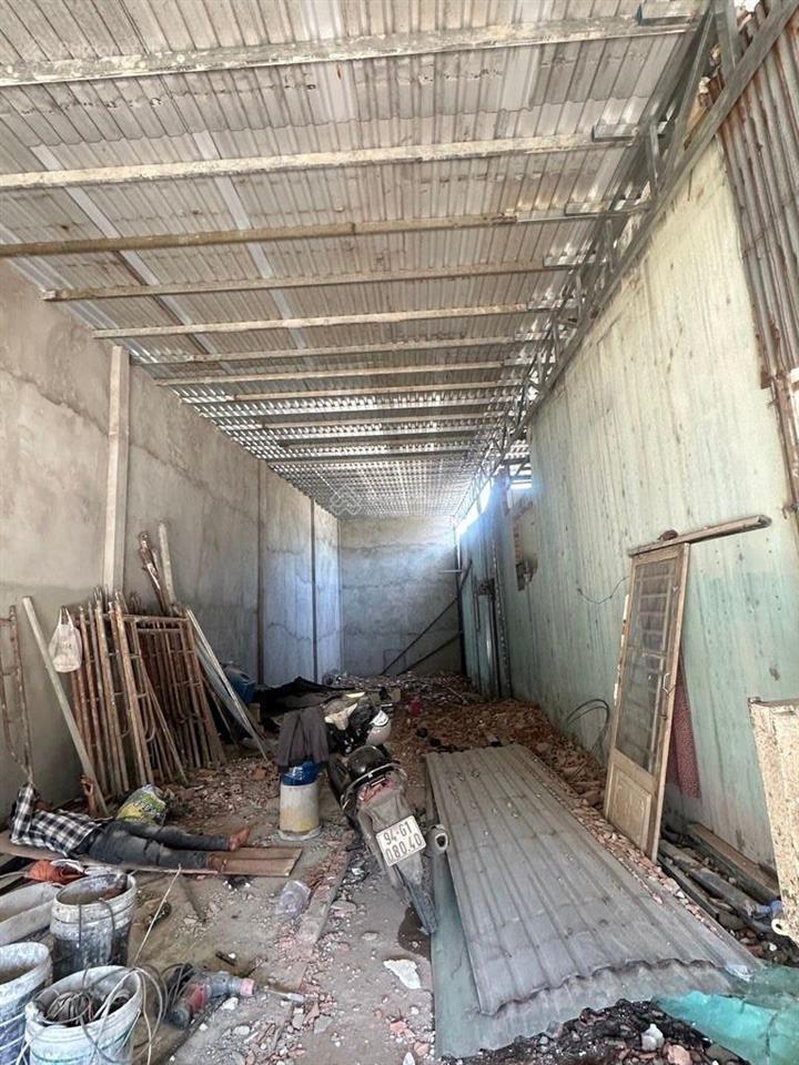 Giáp q.4  hẻm xe hơi tránh  sát đh tài chính marketing  tân mỹ  9.x tỷ