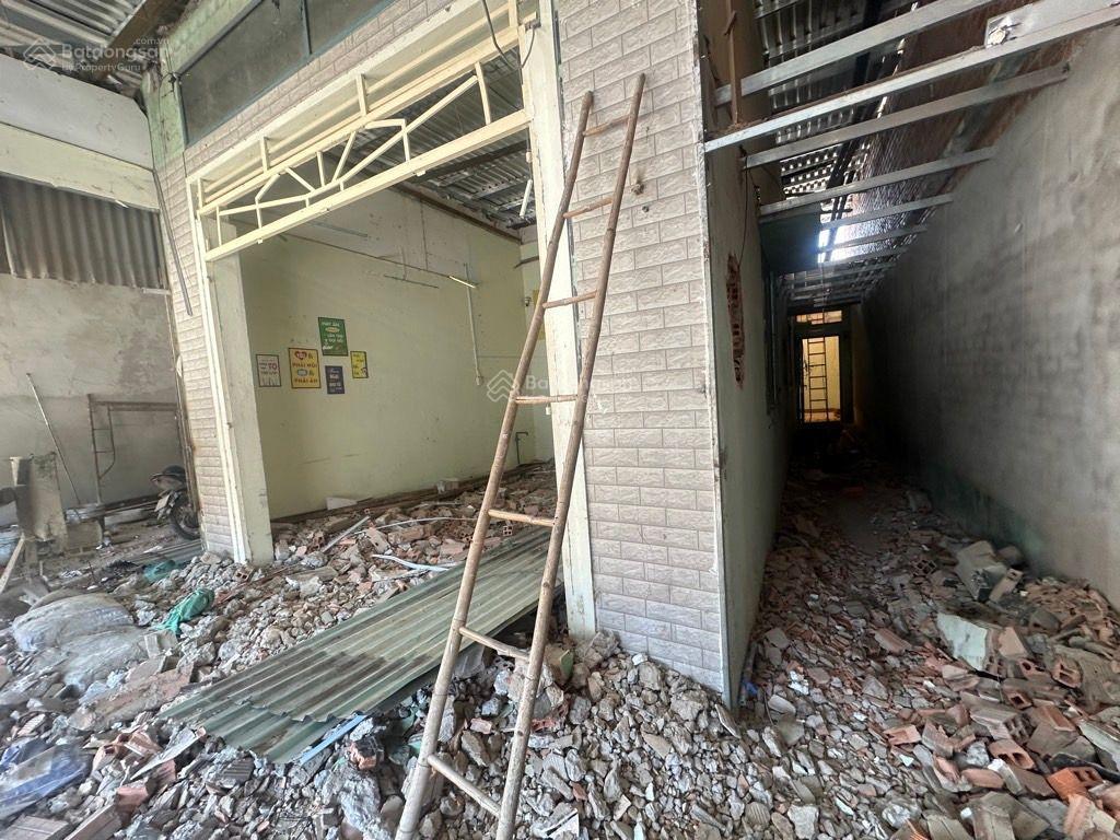 Giáp q.4  hẻm xe hơi tránh  sát đh tài chính marketing  tân mỹ  9.x tỷ