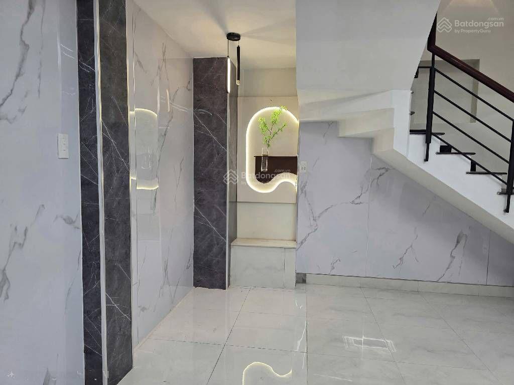 Bán nhà 5 tầng hxh lạc long quân. 4.3 x 8m, 9.5 tỷ kết cấu nhà đúc btct kiên cố mới