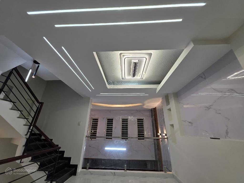 Bán nhà 5 tầng hxh lạc long quân. 4.3 x 8m, 9.5 tỷ kết cấu nhà đúc btct kiên cố mới