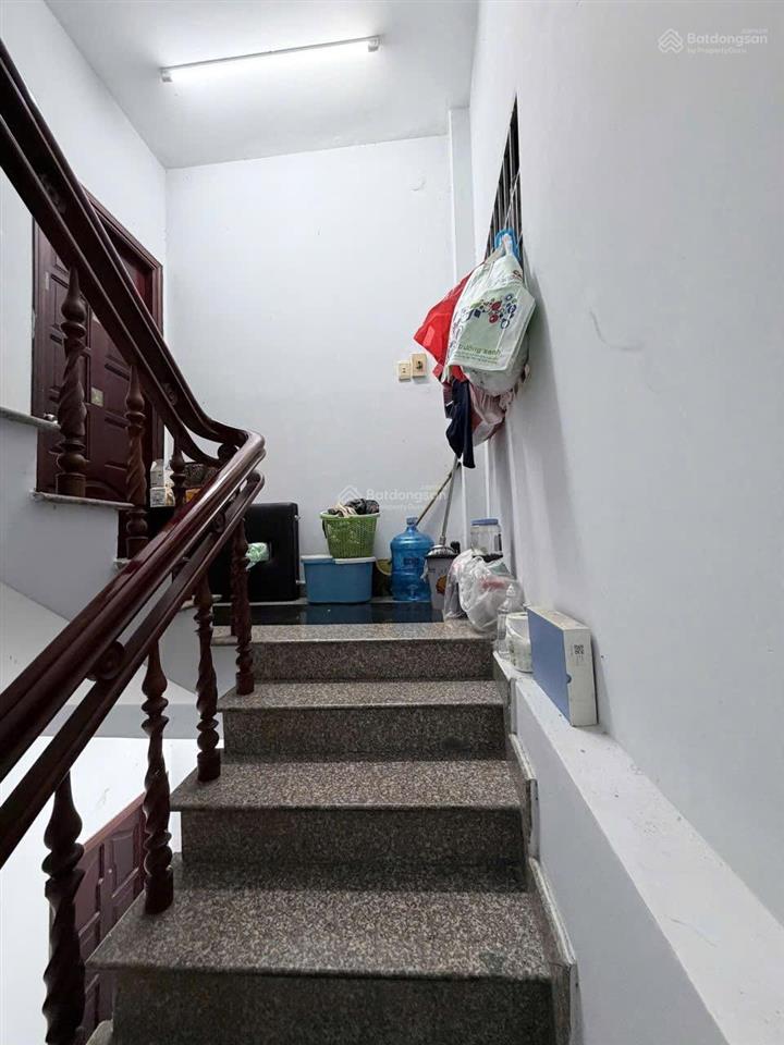 B.án g.ấp nhà ngay mặt sau chợ trần hữu trang dt 3.9 x 9.8 trệt lửng 2 lầu sân thượng 3 wc sổ r