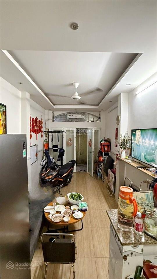 B.án nh.à hẻm thông  nguyễn văn cừ  24m2  3 tầng 5 tỉ
 kích thước 3m * 8.4m
 kết cấu 1 trệt