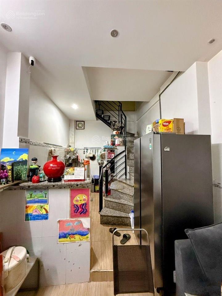 B.án nh.à hẻm thông  nguyễn văn cừ  24m2  3 tầng 5 tỉ
 kích thước 3m * 8.4m
 kết cấu 1 trệt