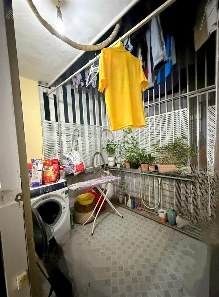 B.án nh.à hẻm thông  nguyễn văn cừ  24m2  3 tầng 5 tỉ
 kích thước 3m * 8.4m
 kết cấu 1 trệt