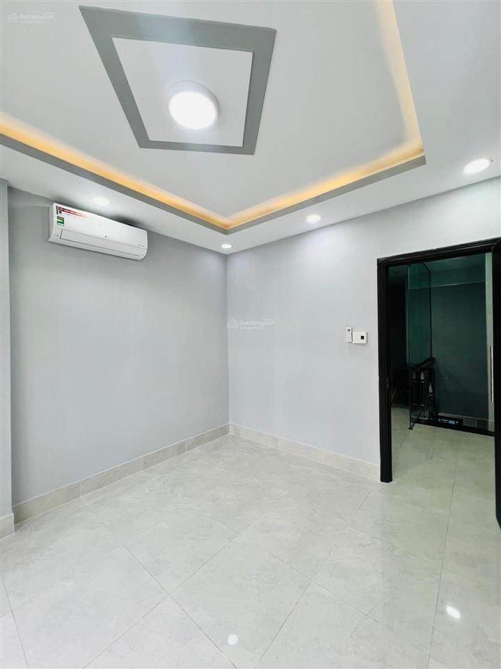 * bán nhà hẻm 8m minh phụng quận 11 ( 34m2  2 tầng ) * 6.99 tỉ
* nhà 1 trệt 1 lầu .....ban công