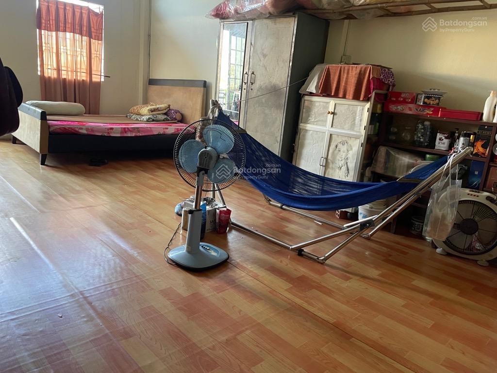 Chính chủ trang bìa lâu năm., mt đường 25m  nguyễn văn luông q.6
lề đường 5m  56.6m2 đang có dòn