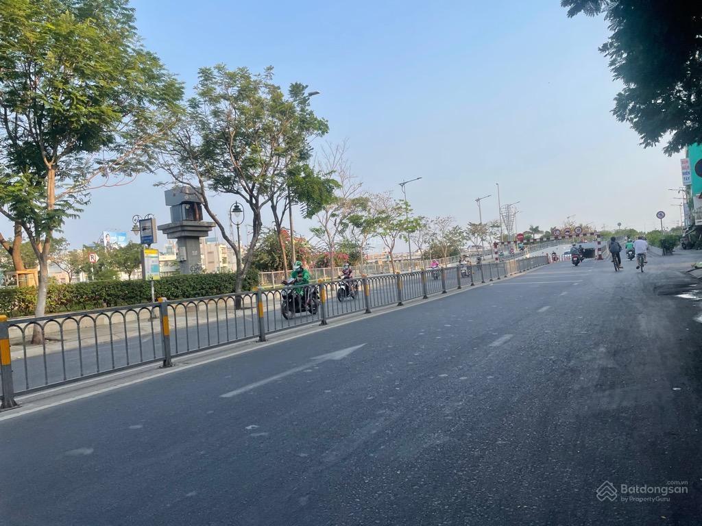 Chính chủ trang bìa lâu năm., mt đường 25m  nguyễn văn luông q.6
lề đường 5m  56.6m2 đang có dòn