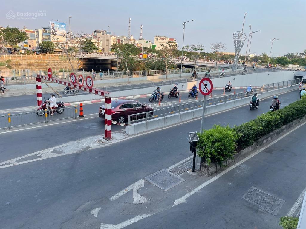 Chính chủ trang bìa lâu năm., mt đường 25m  nguyễn văn luông q.6
lề đường 5m  56.6m2 đang có dòn