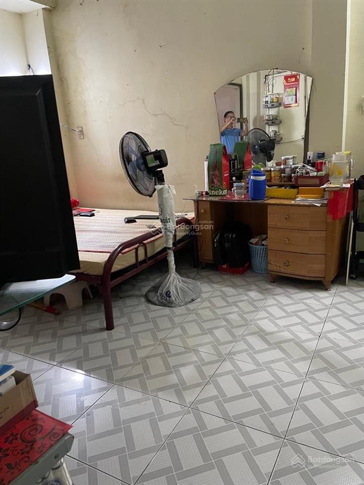 Chính chủ trang bìa lâu năm., mt đường 25m  nguyễn văn luông q.6
lề đường 5m  56.6m2 đang có dòn