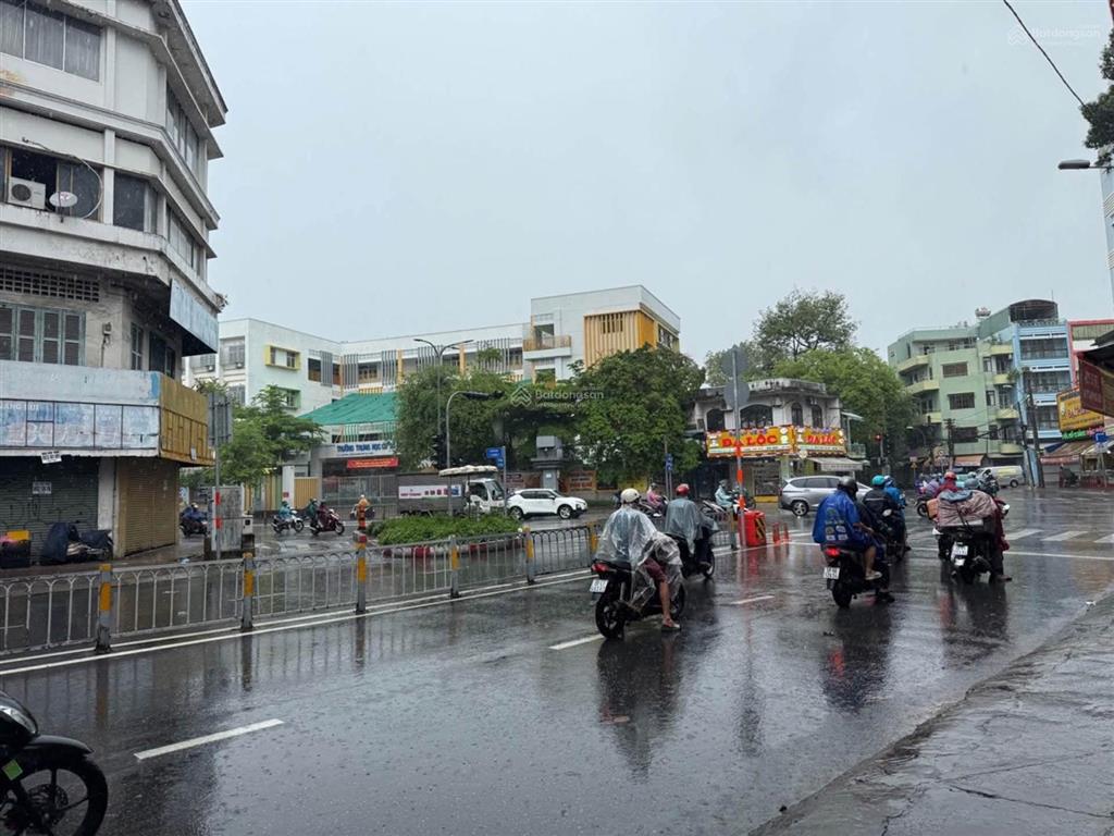 Bán nhà ngay khu kd vịt quay q.11
tạ uyên  3 tháng 2  hẻm 6m  3tầng btct  4pn  nhà mới vào ở