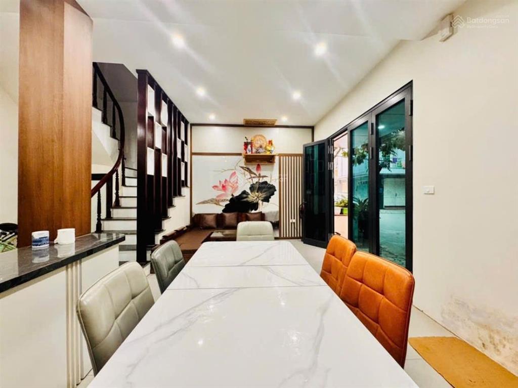 Chỉ nhỉnh 10 tỷ có ngay nhà phố hoàng văn thái  dt 37m2  5 tầng thang máy full nội thât, giá tốt