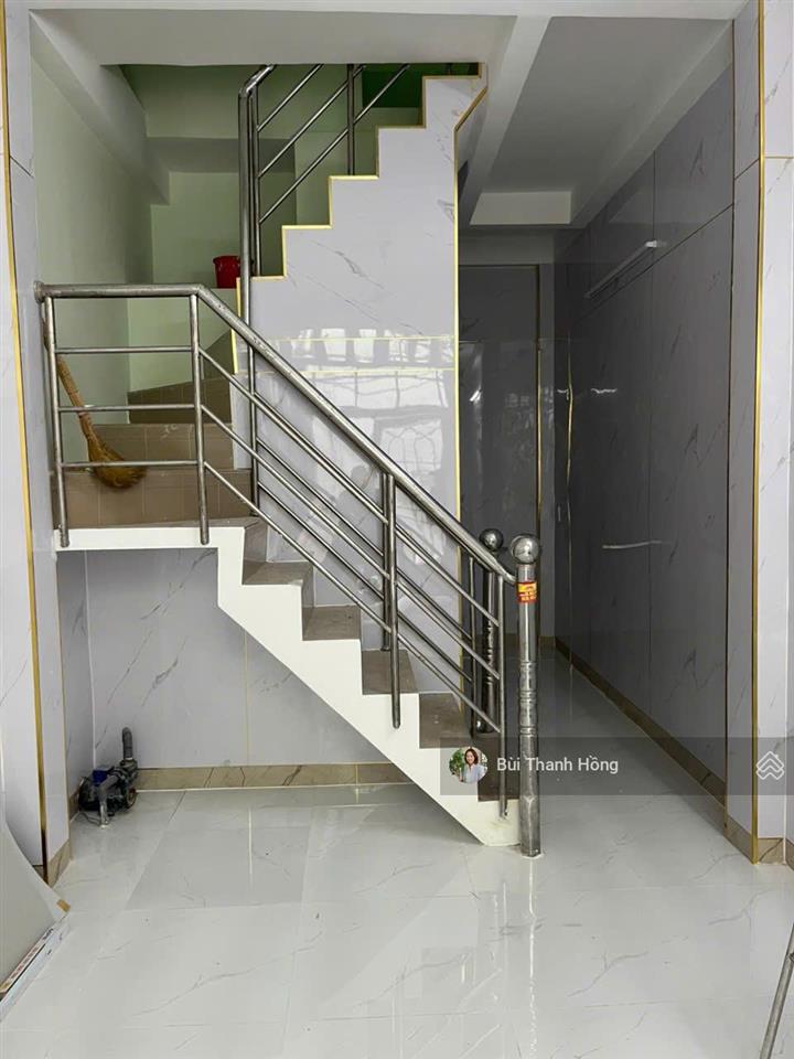 Cho thuê nhà nguyên căn 2 máy lạnh gần chợ, ngay trần xuân soạn 8tr/tháng
