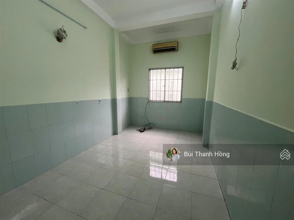 Cho thuê nhà nguyên căn 2 máy lạnh gần chợ, ngay trần xuân soạn 8tr/tháng