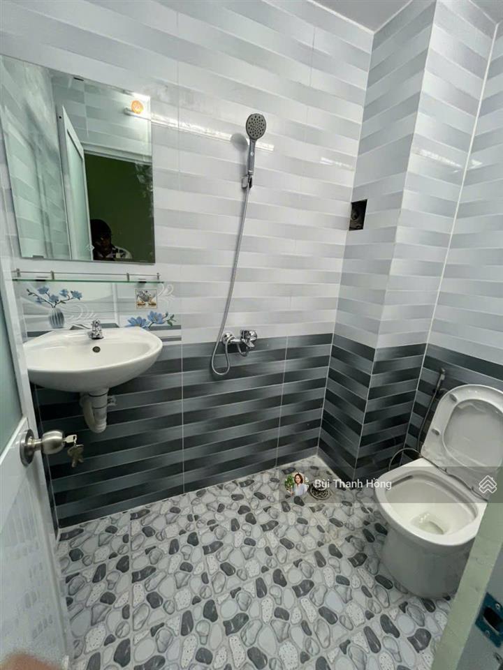 Cho thuê nhà nguyên căn 2 máy lạnh gần chợ, ngay trần xuân soạn 8tr/tháng