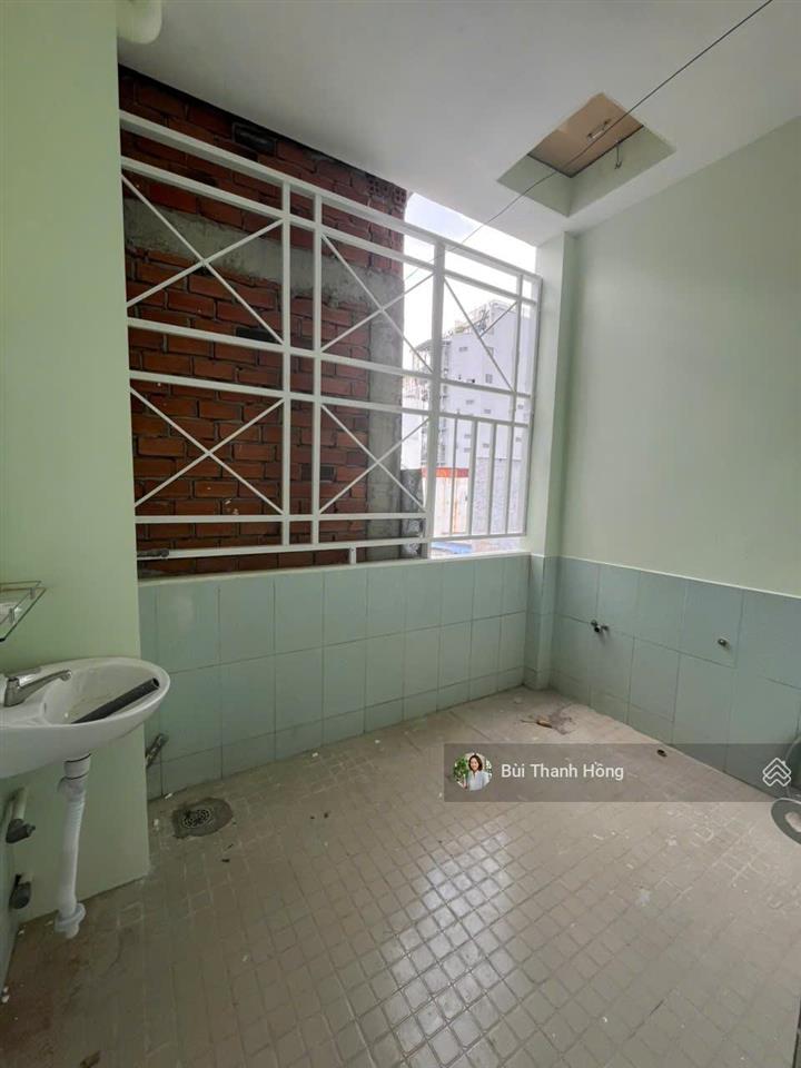 Cho thuê nhà nguyên căn 2 máy lạnh gần chợ, ngay trần xuân soạn 8tr/tháng