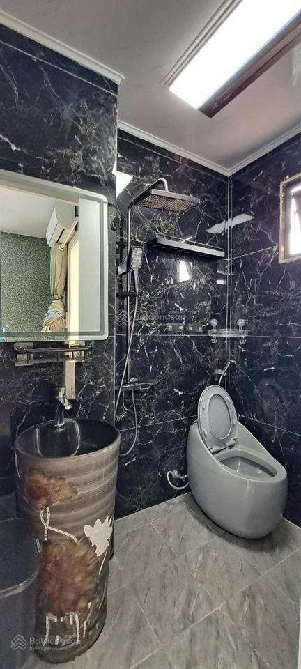 Bán chung cư 2 p ngủ 52m2 phố quan nhân  cự lộc. giá 2.390 tỷ (có thương lượng)