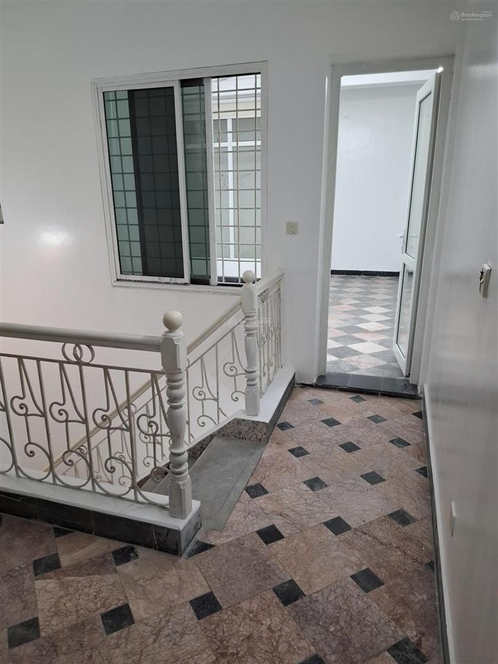 Cho thuê nhà sạch đẹp 20 ngõ 61/4 lạc trung  diện tích 70m2 x 4 tầng  ngõ rộng 7m  2 ô tô tải