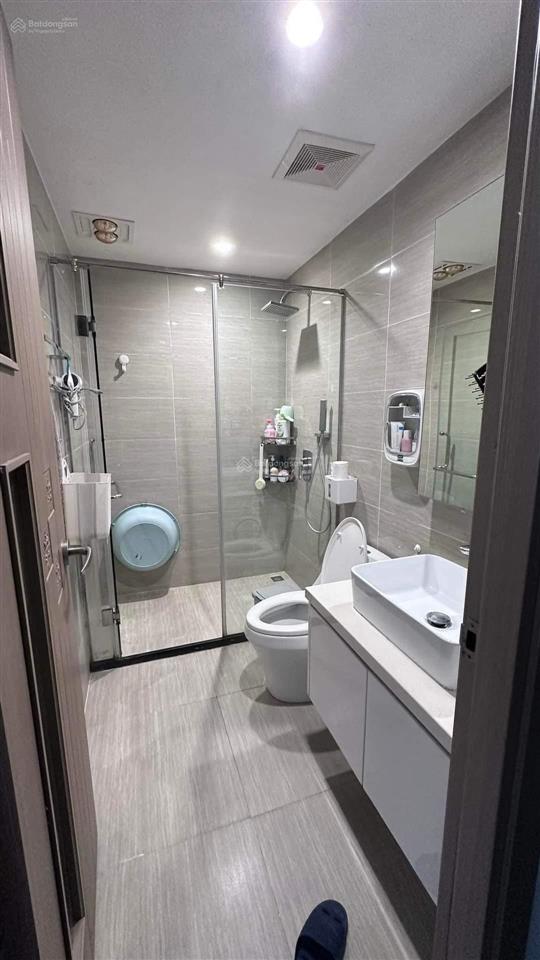 Chính chủ bán căn 2 ngủ 2wc 86m2 chung cư one 18 phố ngọc lâm full đồ, tầng cao giá tốt 0976 879 ***