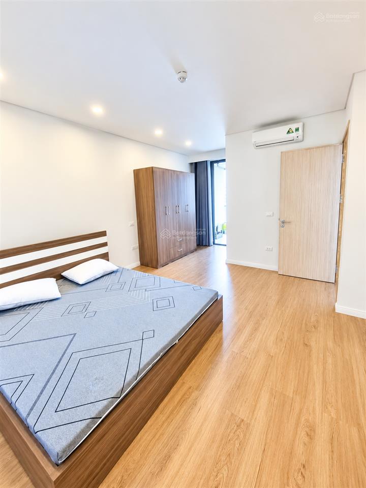 Cho thuê 2 phòng ngủ 82m2 full đồ view sông hồng chung cư mipec long biên giá 13,5 triệu0976 879 ***