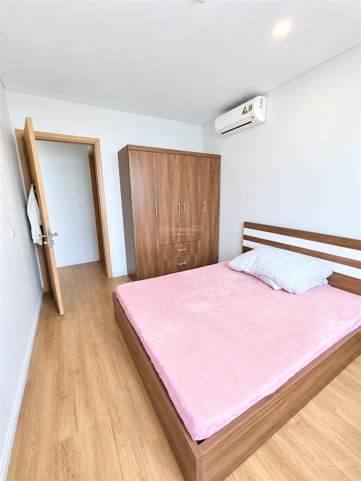 Cho thuê 2 phòng ngủ 82m2 full đồ view sông hồng chung cư mipec long biên giá 13,5 triệu0976 879 ***