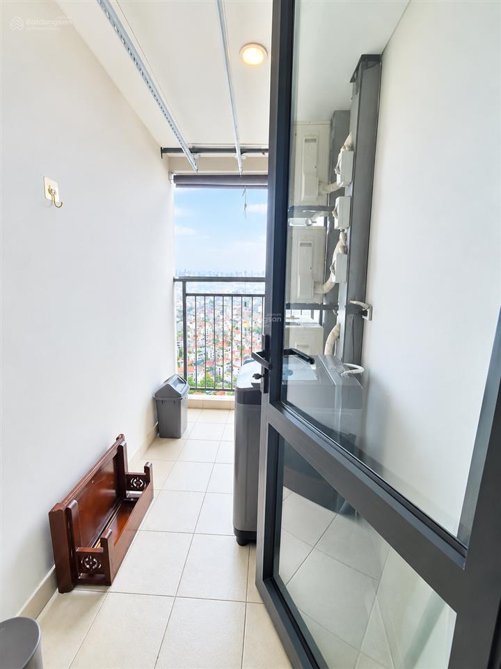 Cho thuê 2 phòng ngủ 82m2 full đồ view sông hồng chung cư mipec long biên giá 13,5 triệu0976 879 ***