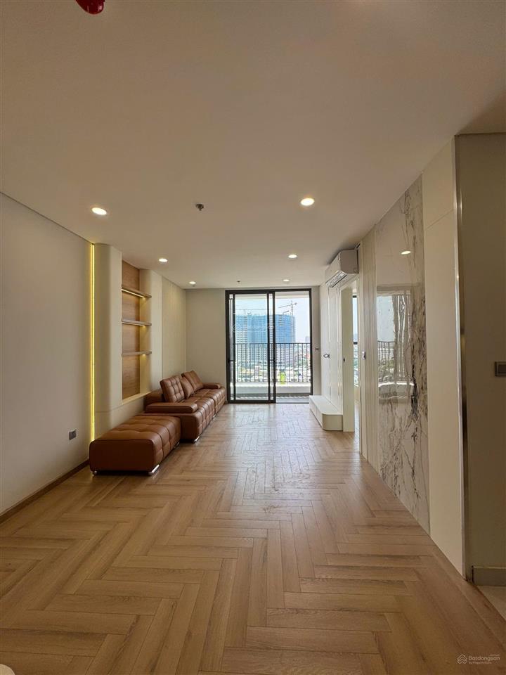 Cho thuê chung cư 2 phòng ngủ đồ cơ bản gần phố cổ chung cư khai sơn city bồ đề 11 triệu0976 879 ***