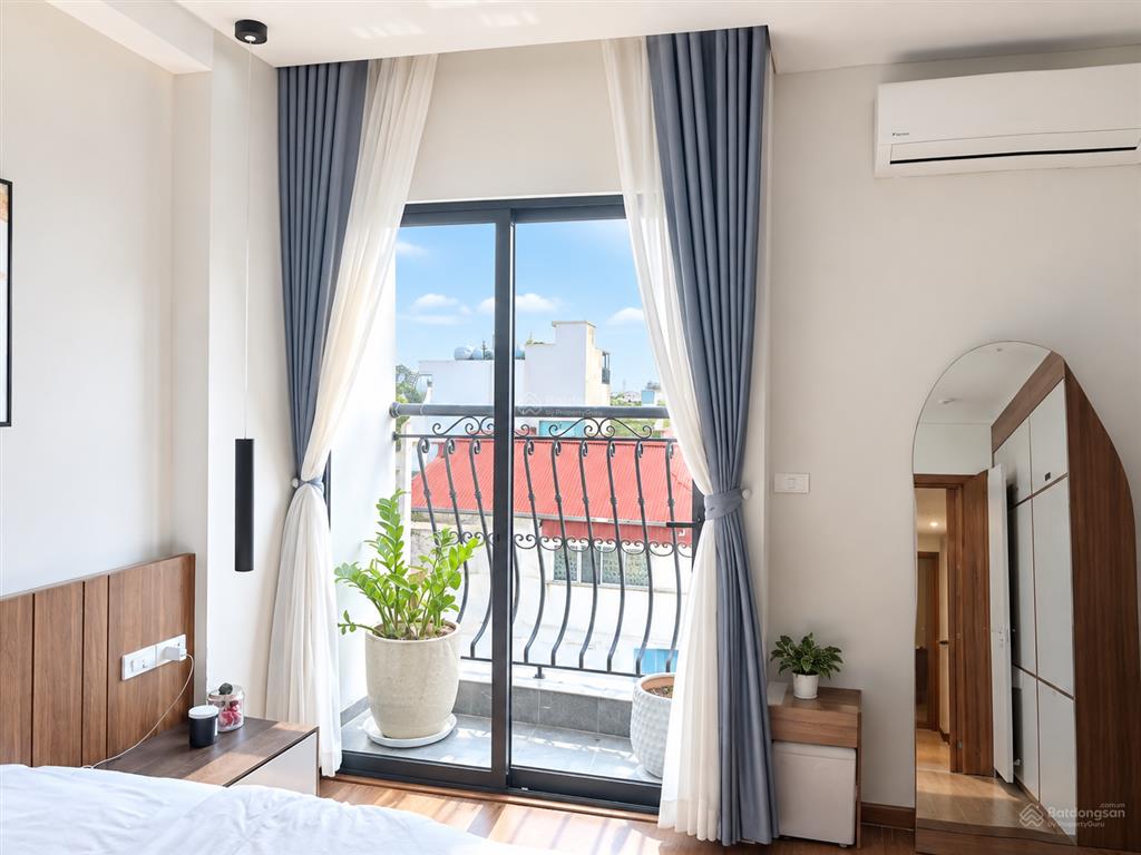 Chính chủ cho thuê chung cư 2 ngủ full đồ có lốt oto miễn phí 65m2 phố hồng tiến  0976 879 ***