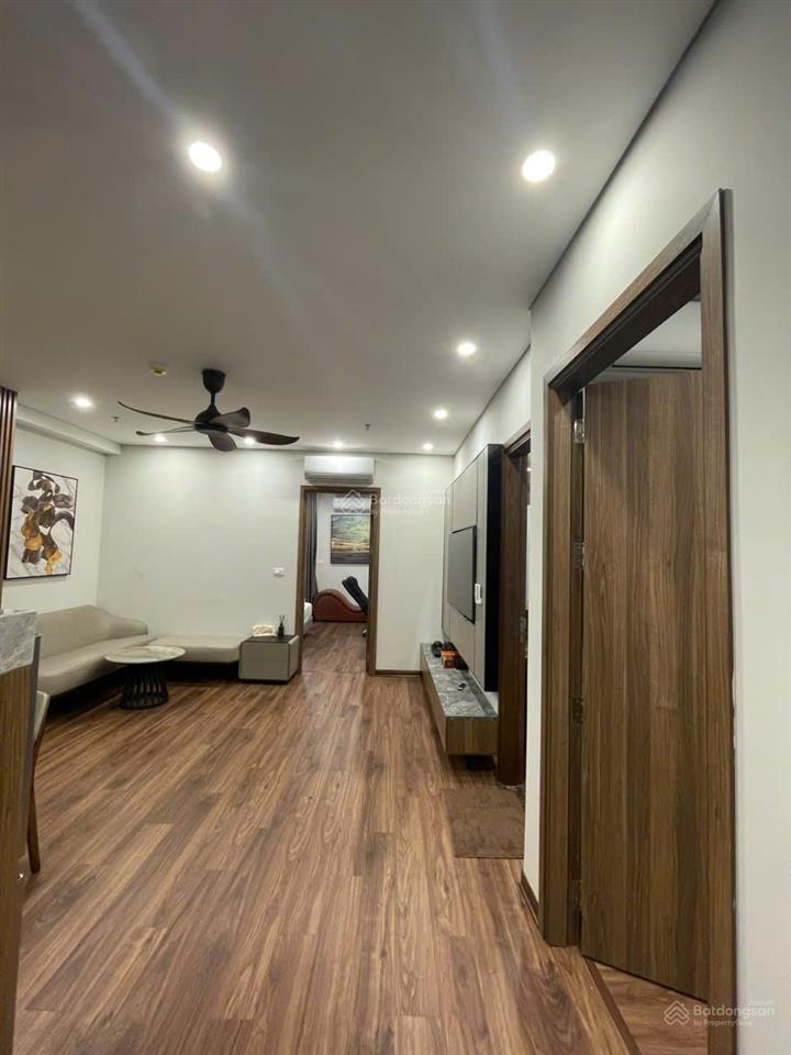 Chính chủ cho thuê chung cư 2 ngủ full đồ có lốt oto miễn phí 65m2 phố hồng tiến  0976 879 ***