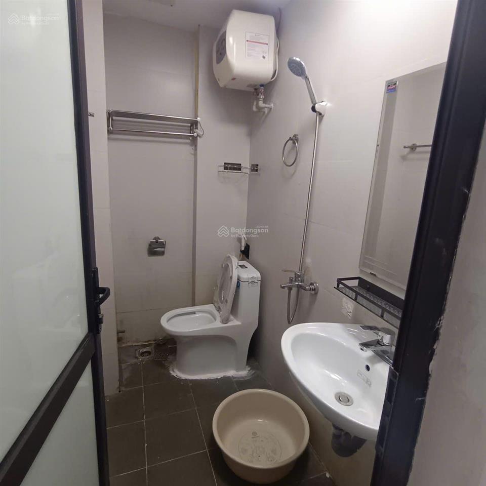 Chính chủ cho thuê chung cư mini 54m2 2 ngủ 1 wc, điện nước giá dân phố ái mộ, bồ đề.  0976 879 ***