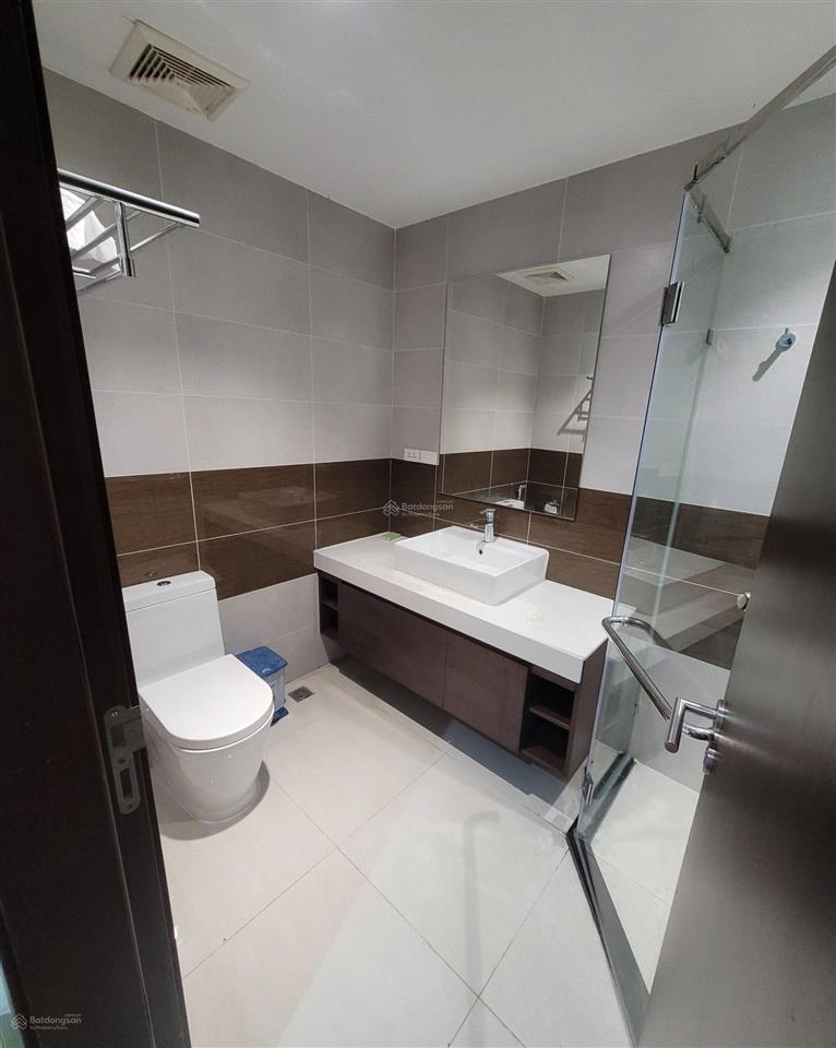 Chính chủ cho thuê 2 ngủ 95m2 đồ cơ bản chung cư northern diamond, cổ linh giá 10 triệu 0976 879 ***