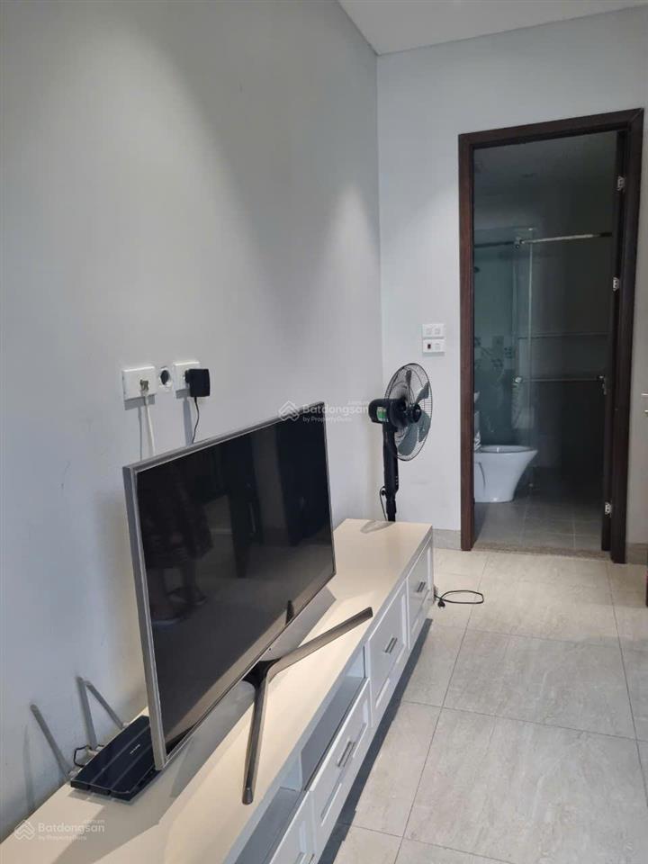 Chính chủ cho thuê căn hộ đẹp, có ban công khu biệt thự minh tâm  cổ linh giá 4.5 tr 0976 879 ***