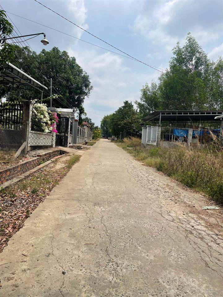 Nợ ngân hàng bán lổ lô đất 10x35 thổ cư 100m2 ngay phòng khám đa khoa nhân ngọc ấp 5 xuân tâm