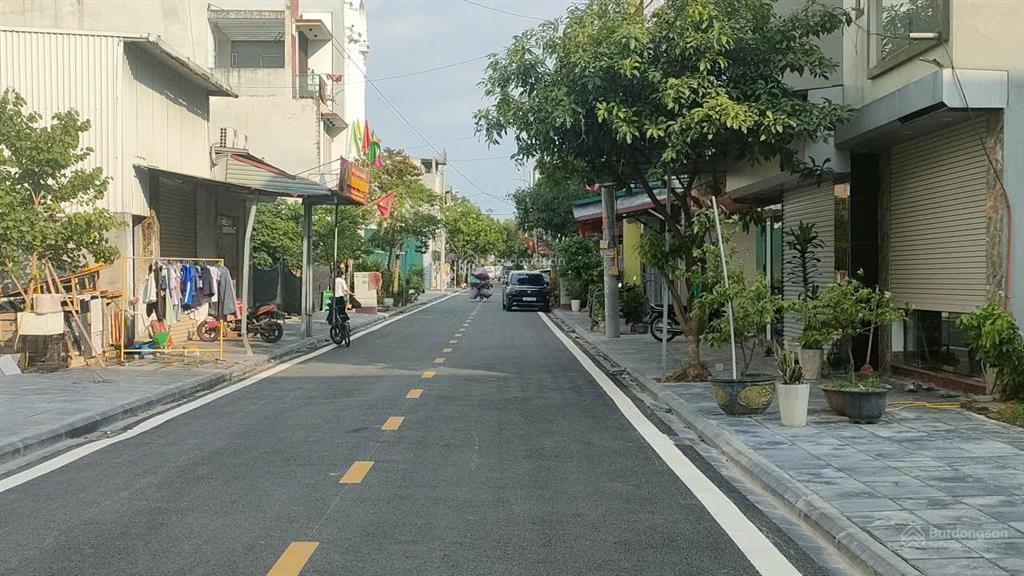 75m2, mt5m, có vỉa hè, ô tô tránh và vào đất  đất dịch vụ tổ 5, gia thượng, xã quang minh, h. nội