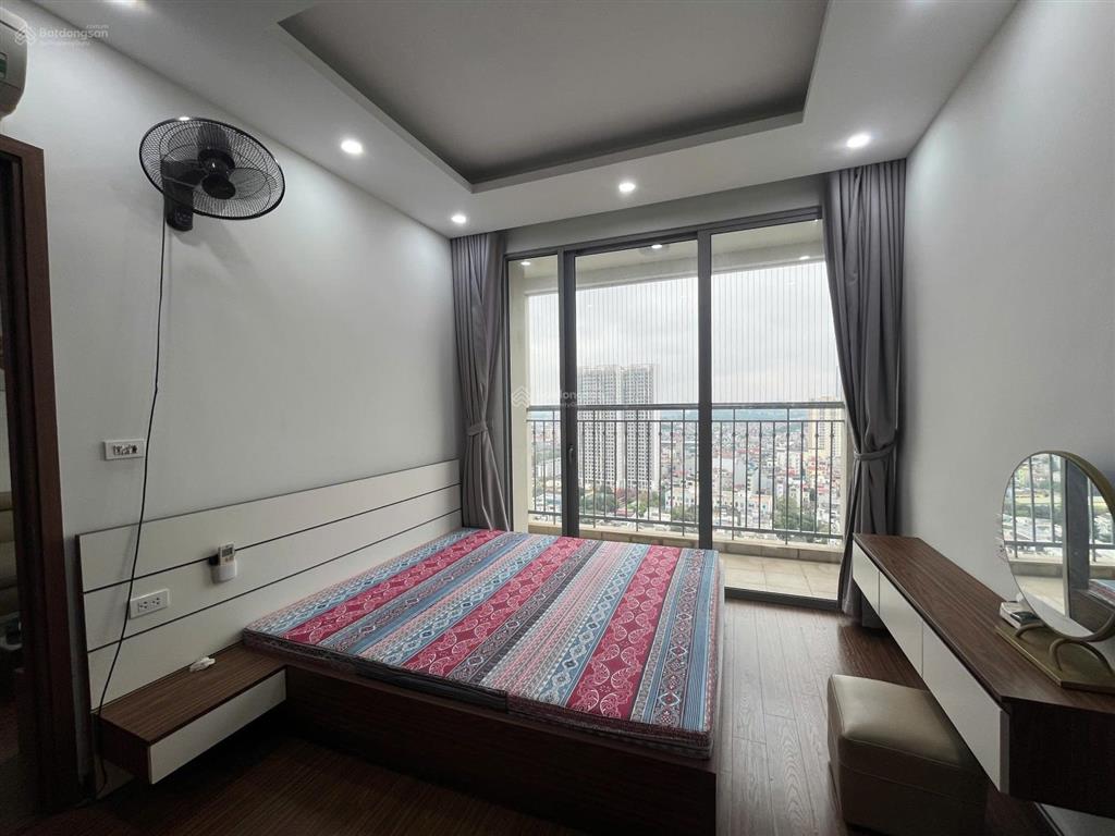 Cho thuê căn 2n2vs tòa a2, tầng 21  căn hoa hậu 2 ban công view đường hàm nghi