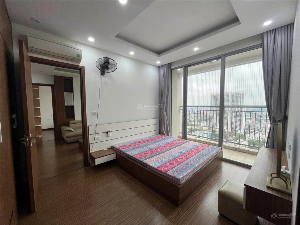 Cho thuê căn 2n2vs tòa a2, tầng 21  căn hoa hậu 2 ban công view đường hàm nghi