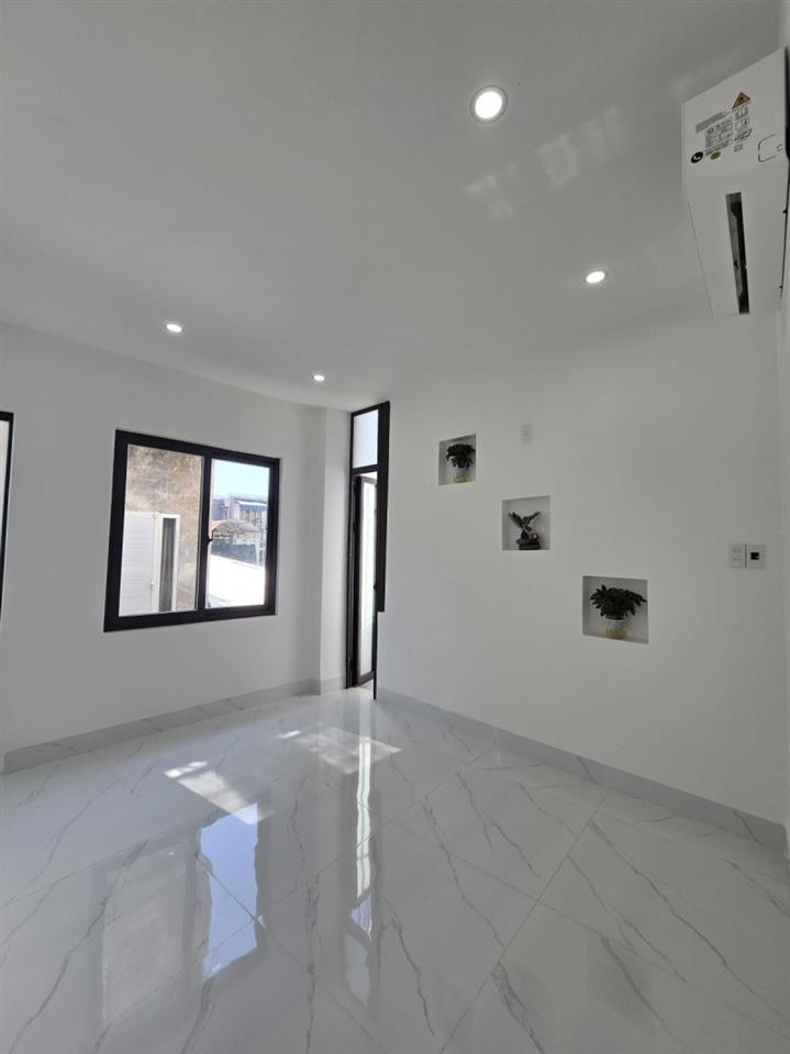 # Nhà Mặt Tiền Hoàng Diệu 2 chiều, 76m2, 2 mặt thoáng, 3 tầng, 7PN, 14.x tỷ