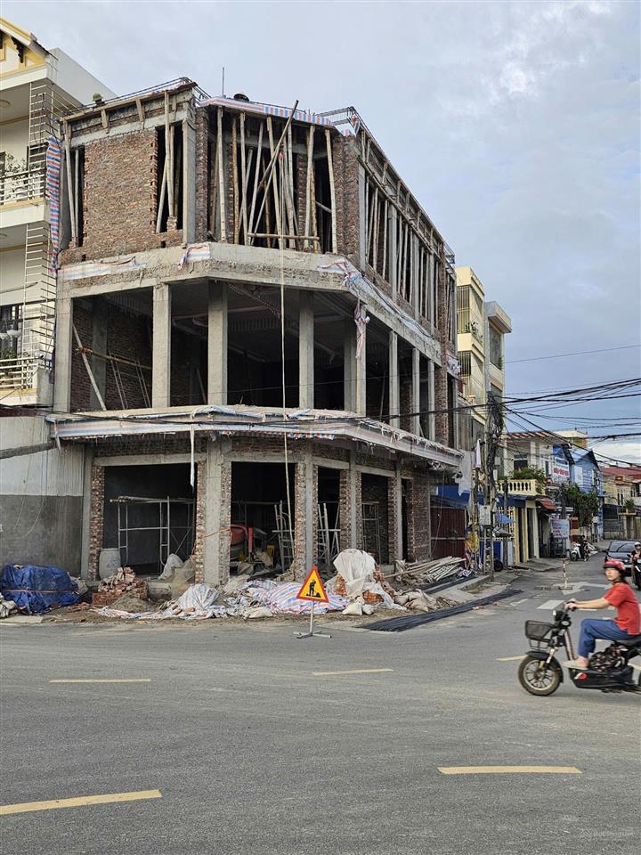Cho thuê lô góc mặt ngã tư cầu diêm  6x14m mặt tiền 15m dễ nhận diện thương hiệu.