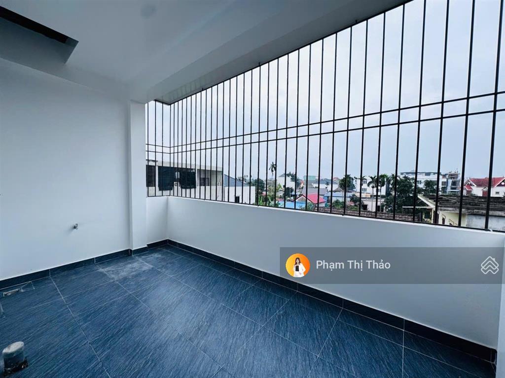 Xuất hiện căn nhà 3 tầng xây độc lập ô tô đỗ cửa. ngay chợ minh khai đường worlbank tại đặng cương