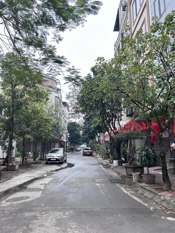 Bán đất lô góc phâ lô đường thông hè thoáng, gần hồ, kinh doanh, 64m2, giá tốt 15.9 tỷ